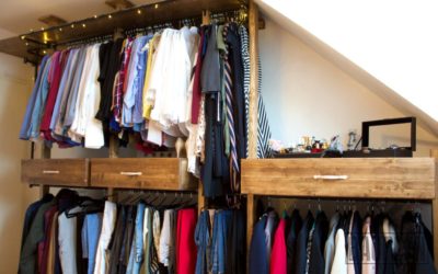 Kleider ohne Schrank? Einfach selber bauen – in Walnussoptik