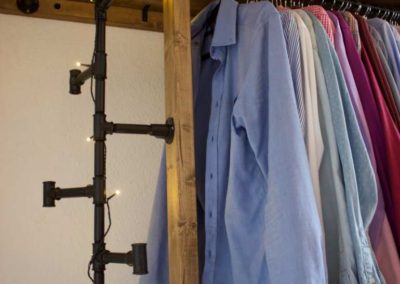 Verzinkte Rohre als Kleiderschrank und Taschenaufhängung von DIYBauplan